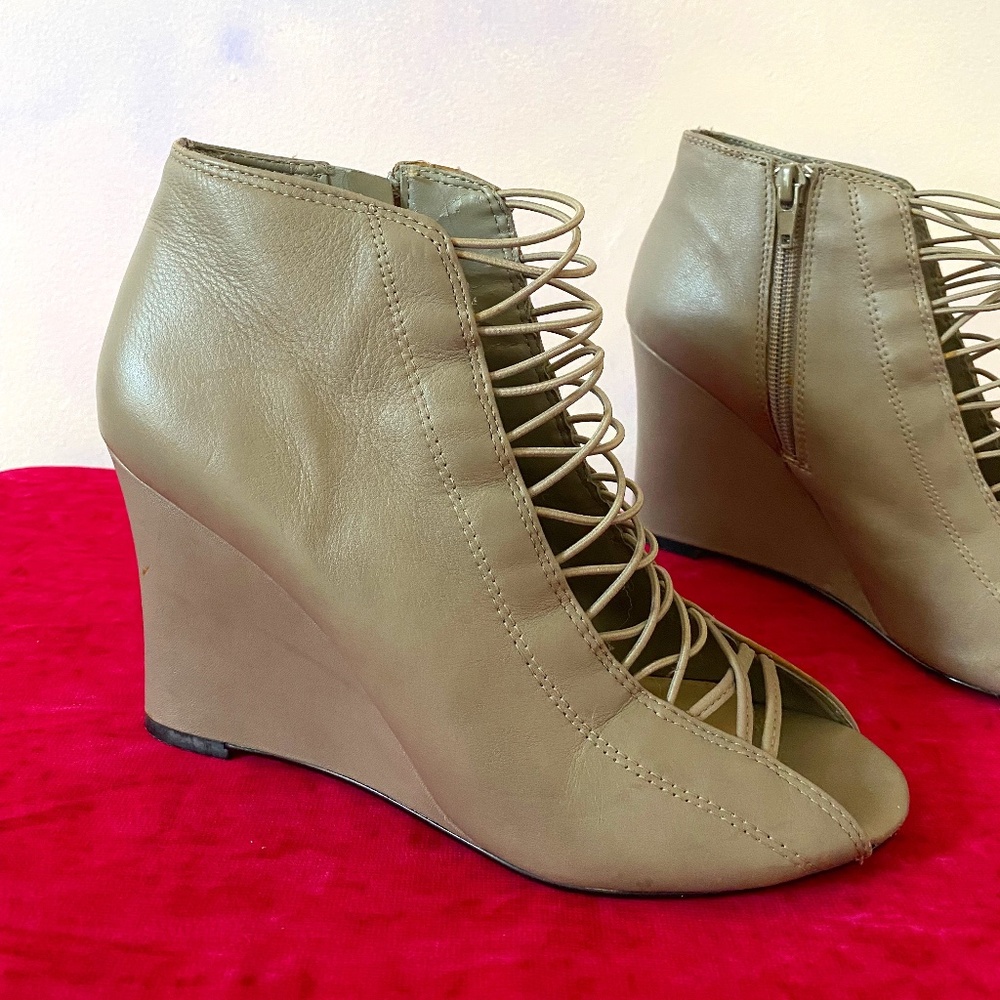 Chinese Laundry Gray wedge size 7
